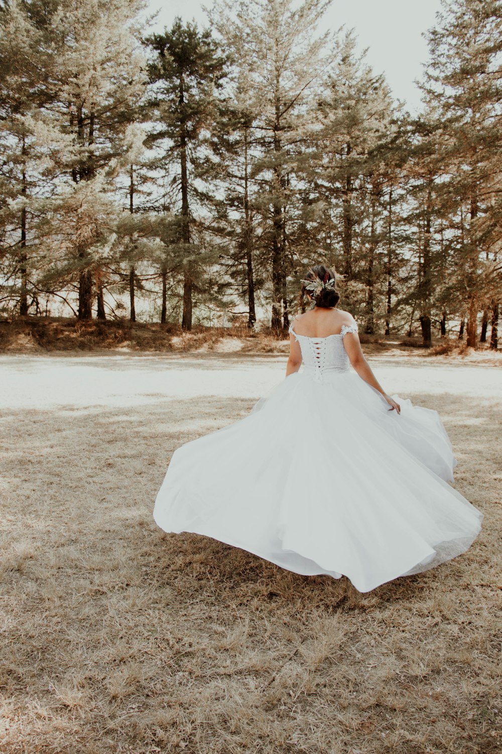 Un hombre con un vestido de novia