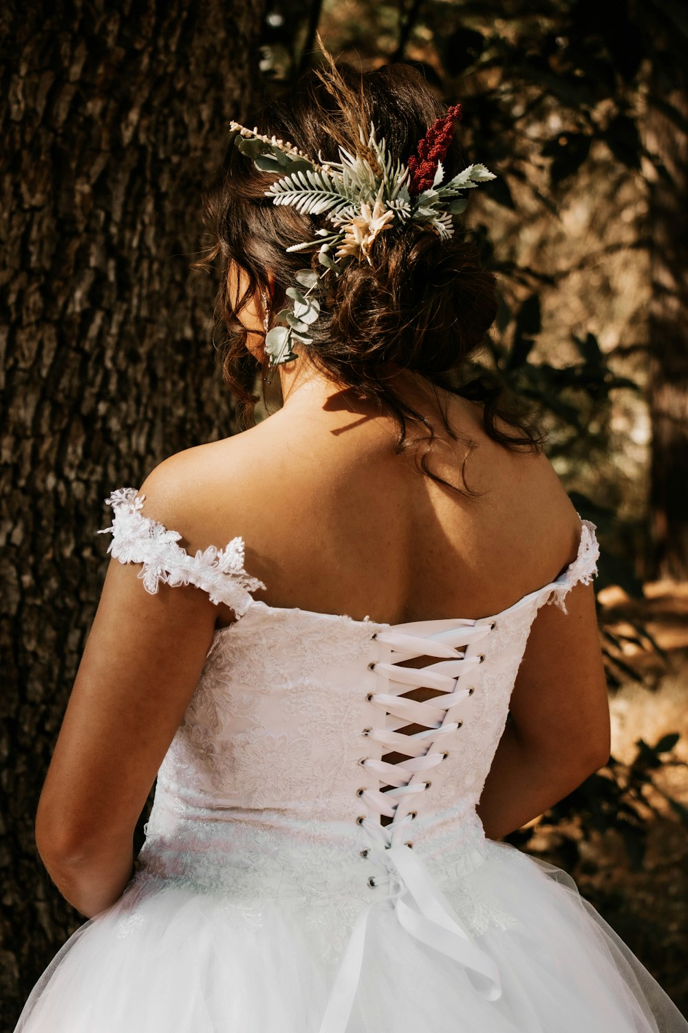 una mujer con un vestido blanco