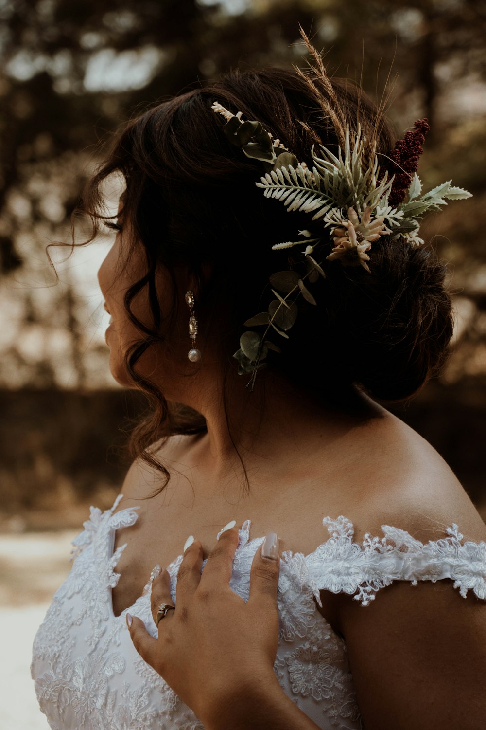 Una donna che porta una corona di fiori