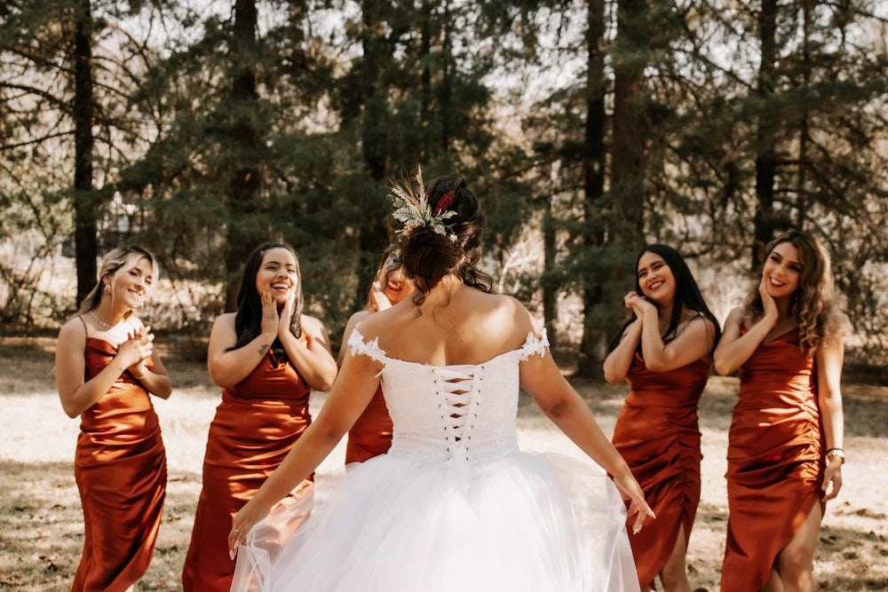 Un grupo de mujeres vestidas