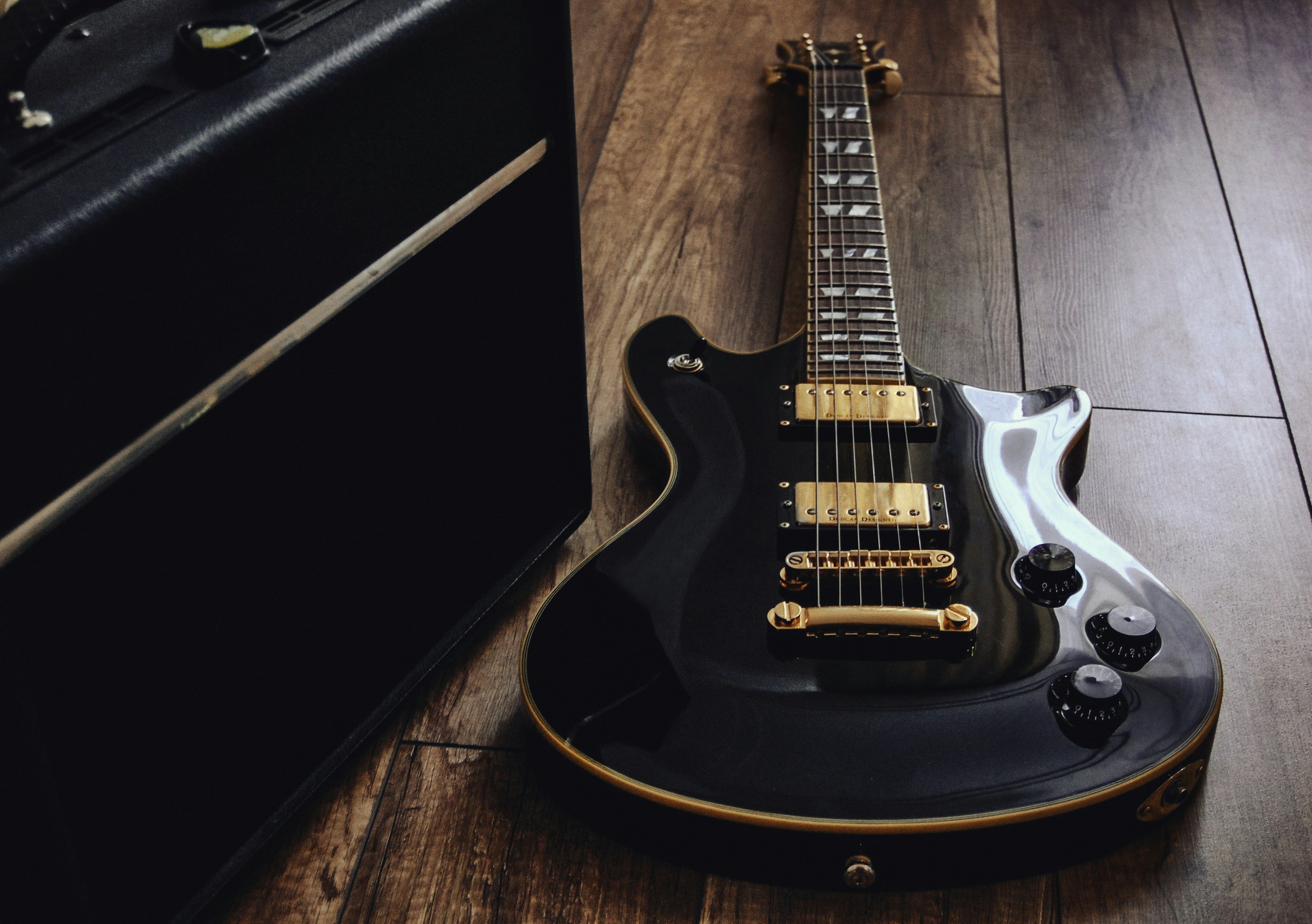 una chitarra elettrica nera e gialla