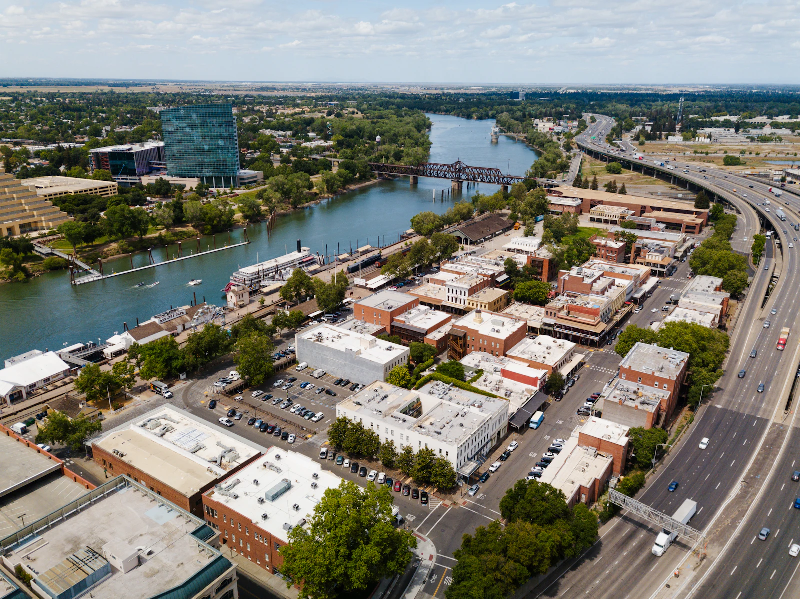 Sacramento commercial district and government buildings