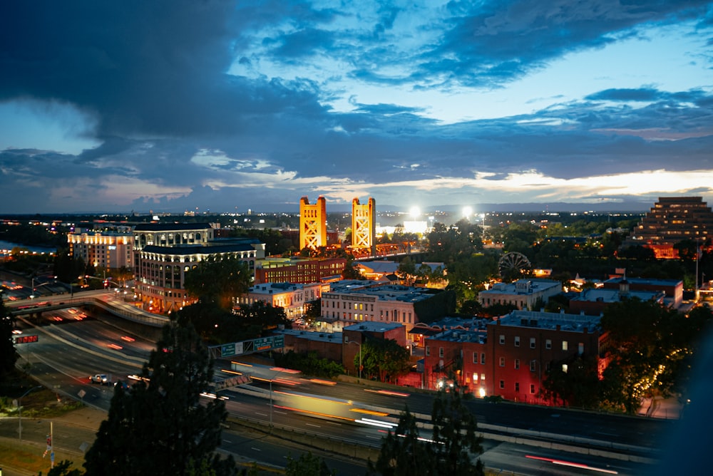 Blick auf eine Stadt bei Nacht