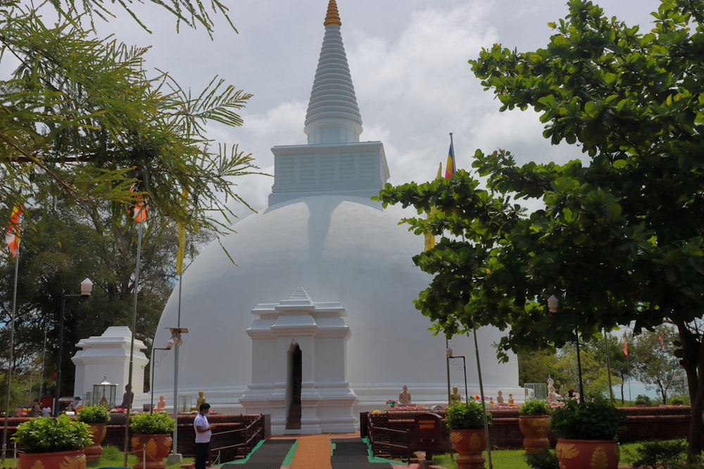 ein großes weißes Gebäude mit Anuradhapura