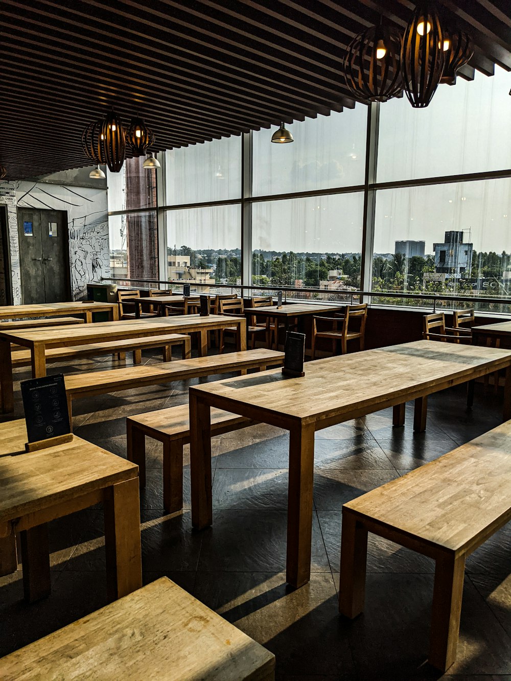 une salle avec tables et chaises