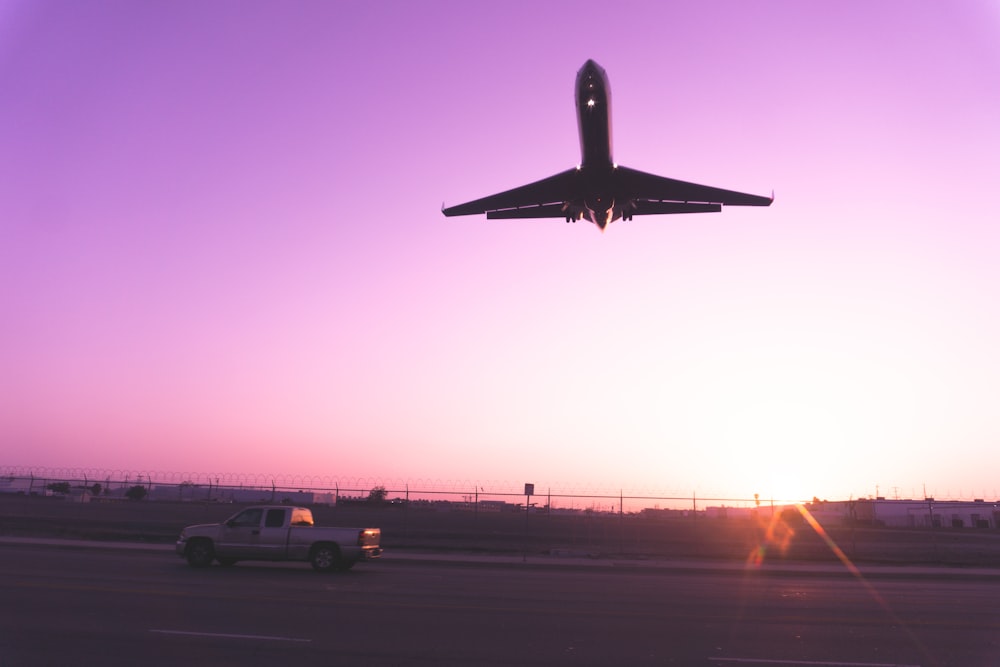 un avion survolant une autoroute