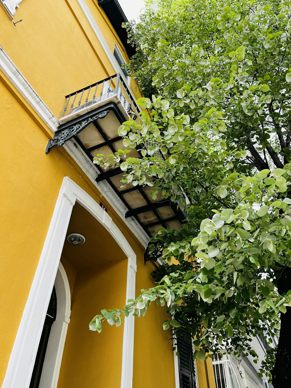 ein gelbes Gebäude mit Balkon