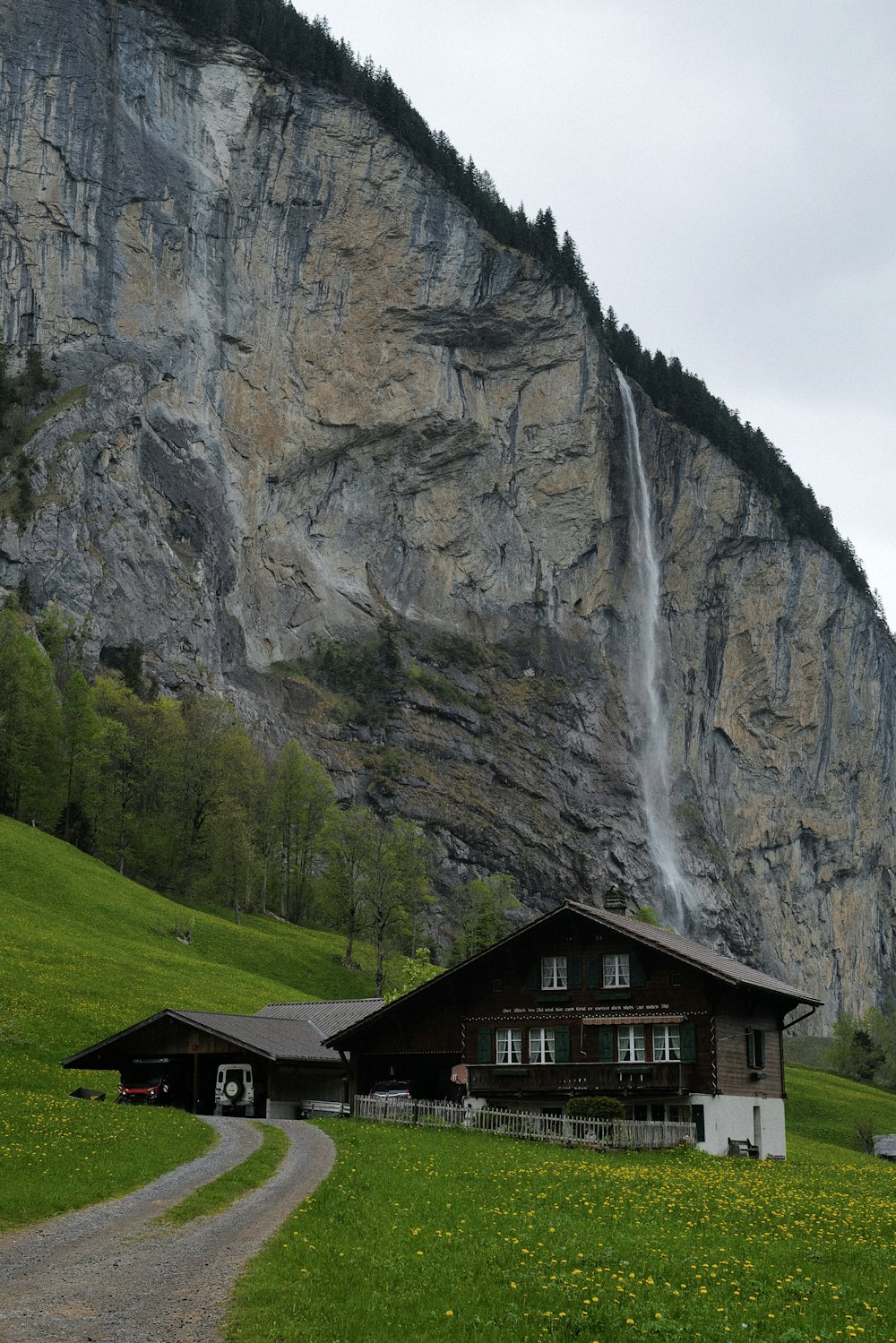 Une maison face à une falaise