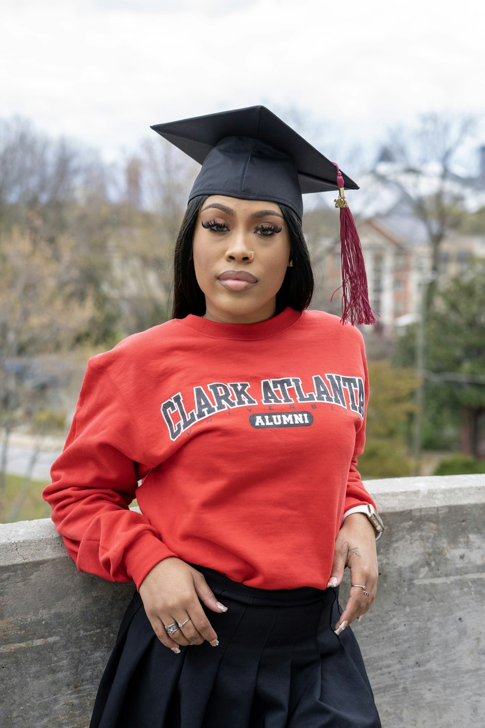 una persona con una gorra de graduación