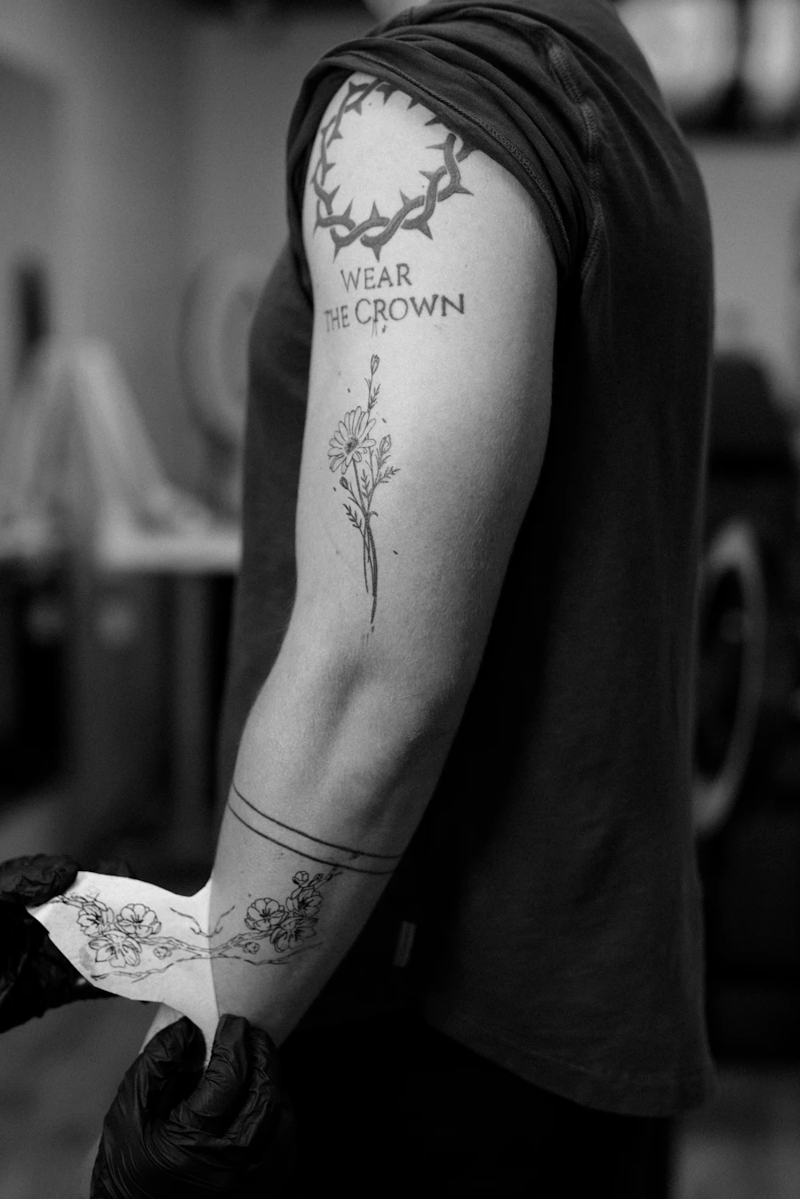 Tatuagem de flor fine line na perna