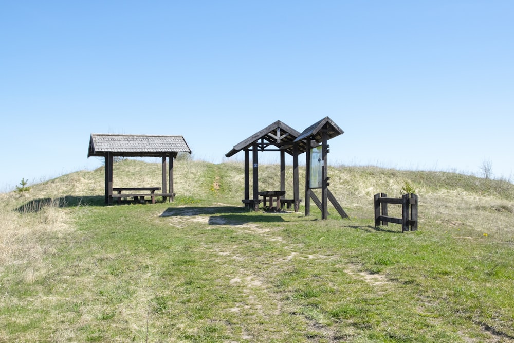 a couple of benches in a grassy field