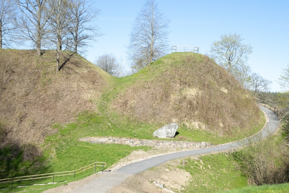 Une colline de terre avec une route