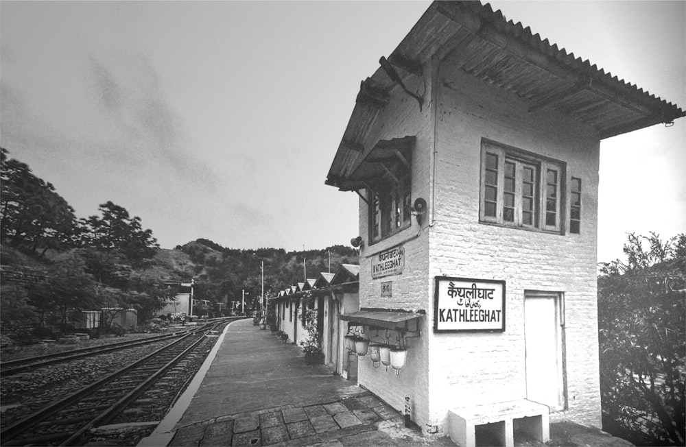 a small building next to a train track