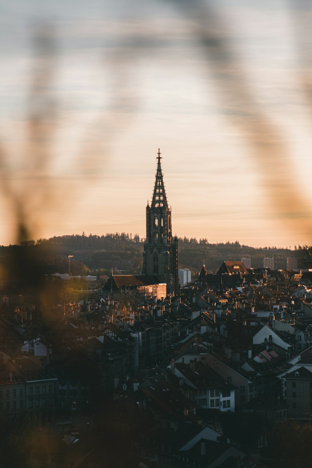 ein großes Gebäude mit einem Glockenturm