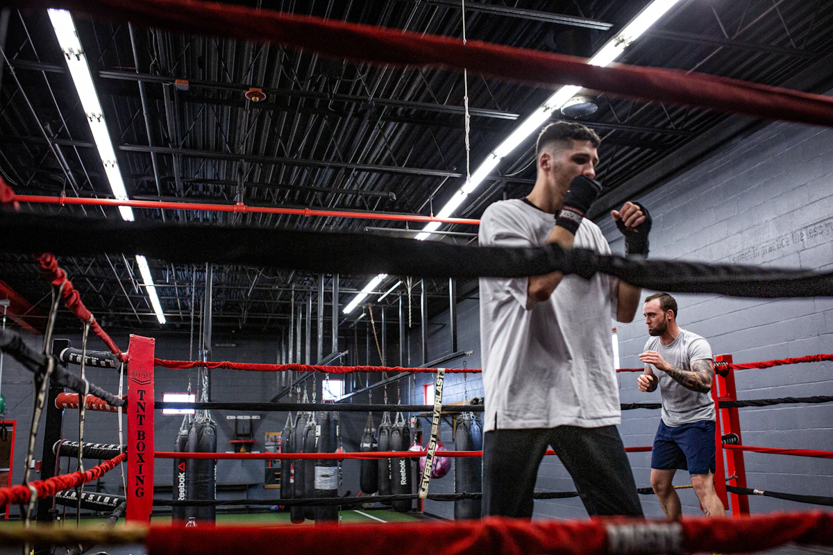 Mann mit Mikrofon im Boxring