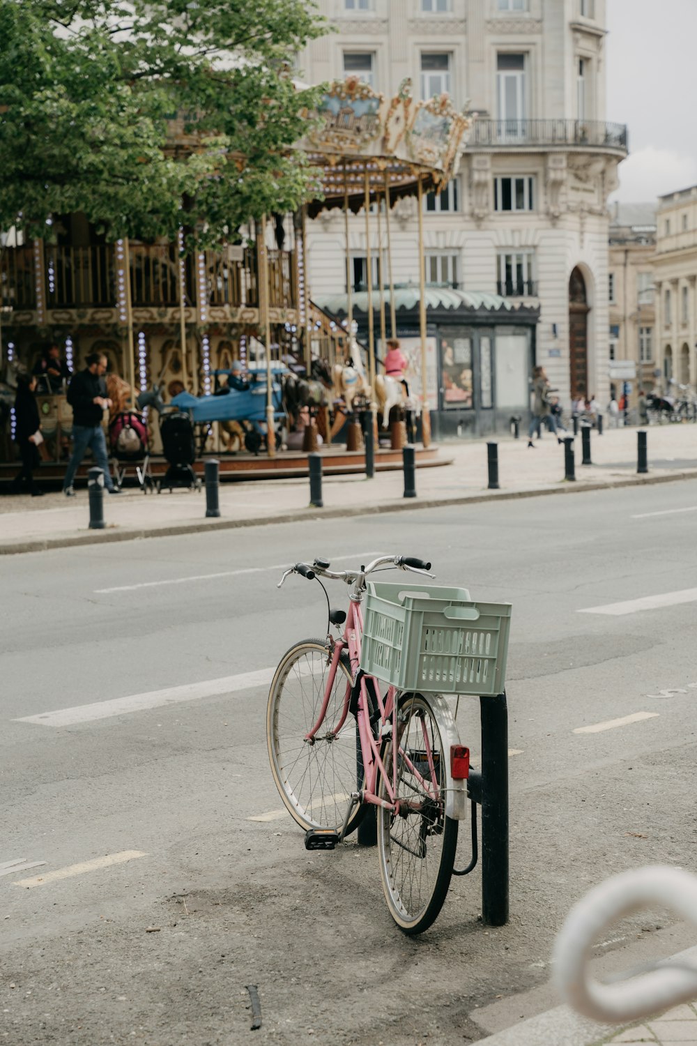 uma bicicleta estacionada ao lado de uma rua