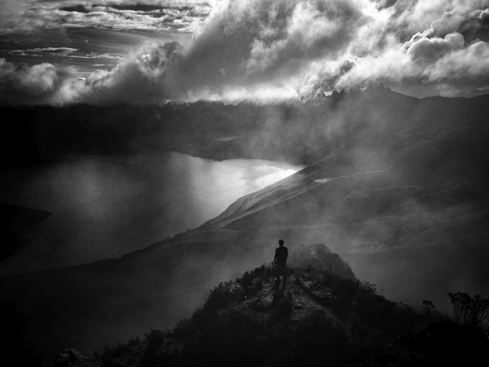 una persona in piedi su una montagna