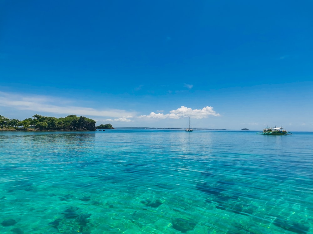 un plan d’eau avec des bateaux dedans et une terre au loin