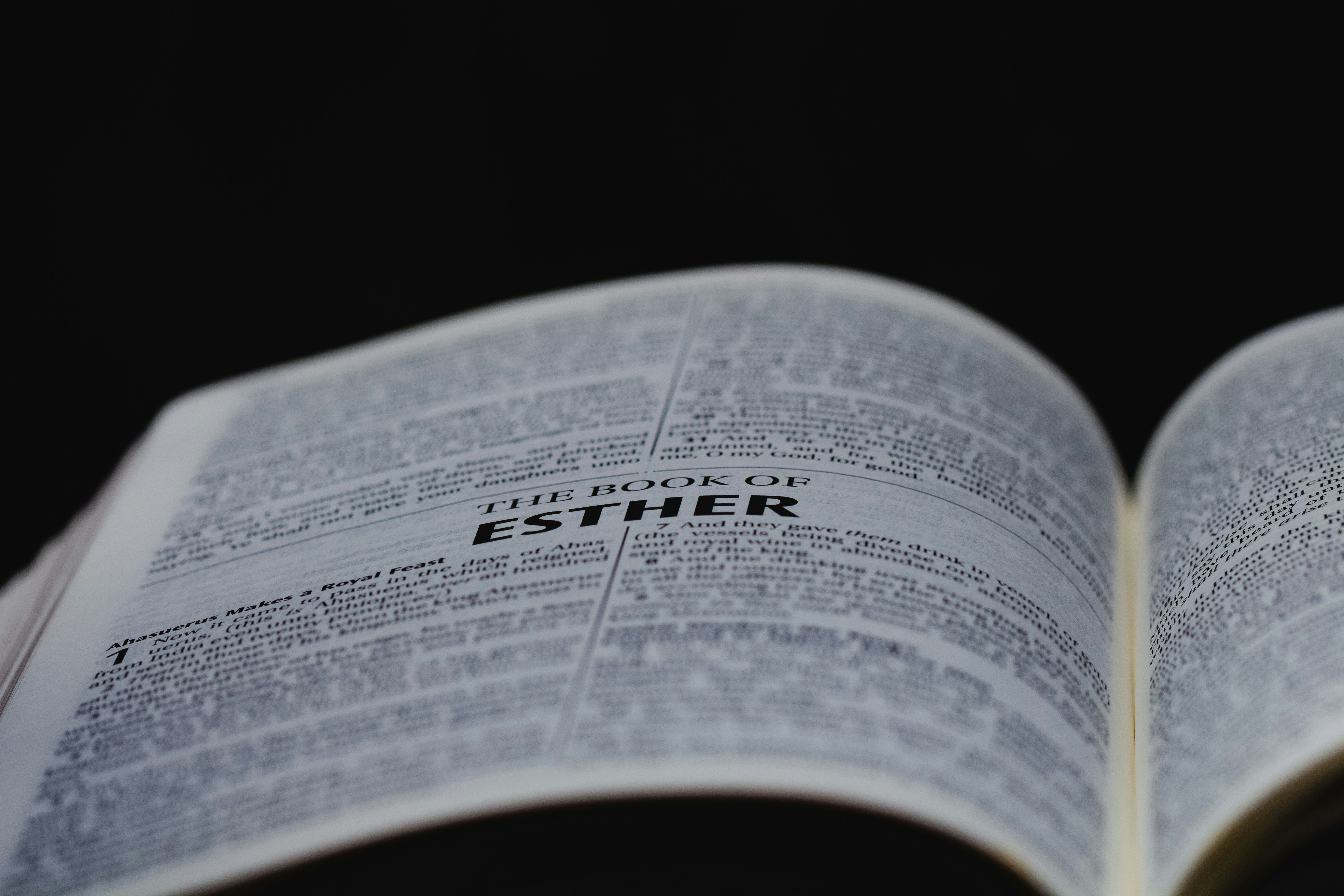 Systeme de sante en guide complet - Open bible to the book of Ester.