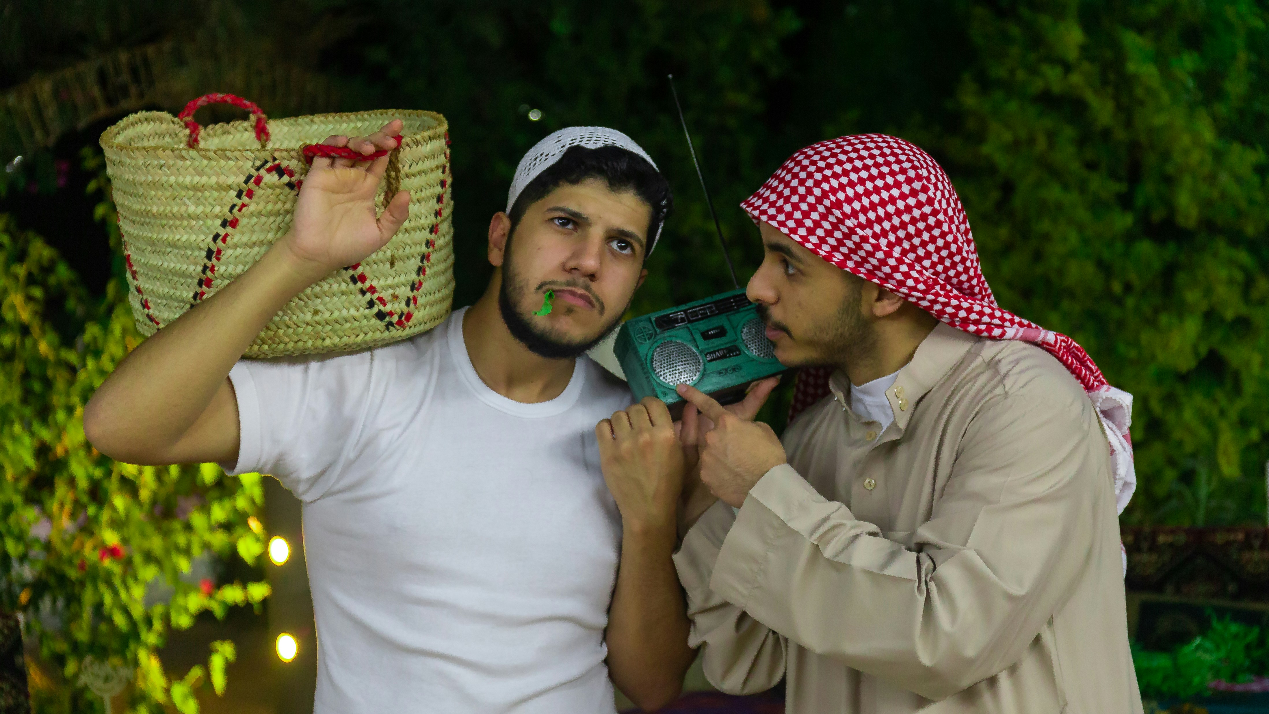 Zwei Männer mit Gegenständen