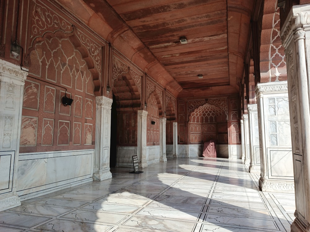 une grande chambre avec du carrelage au sol