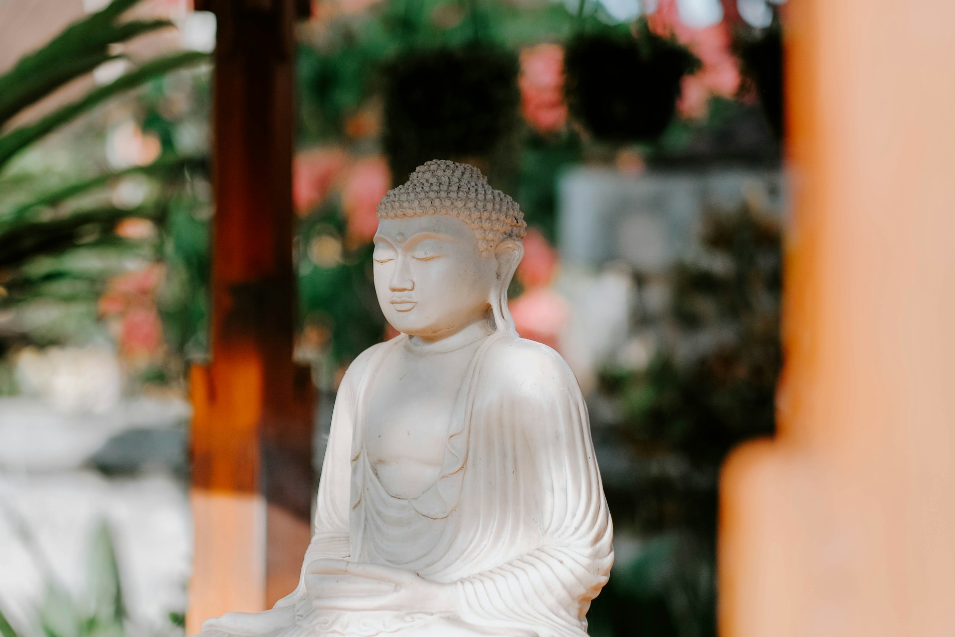 a statue of a person
