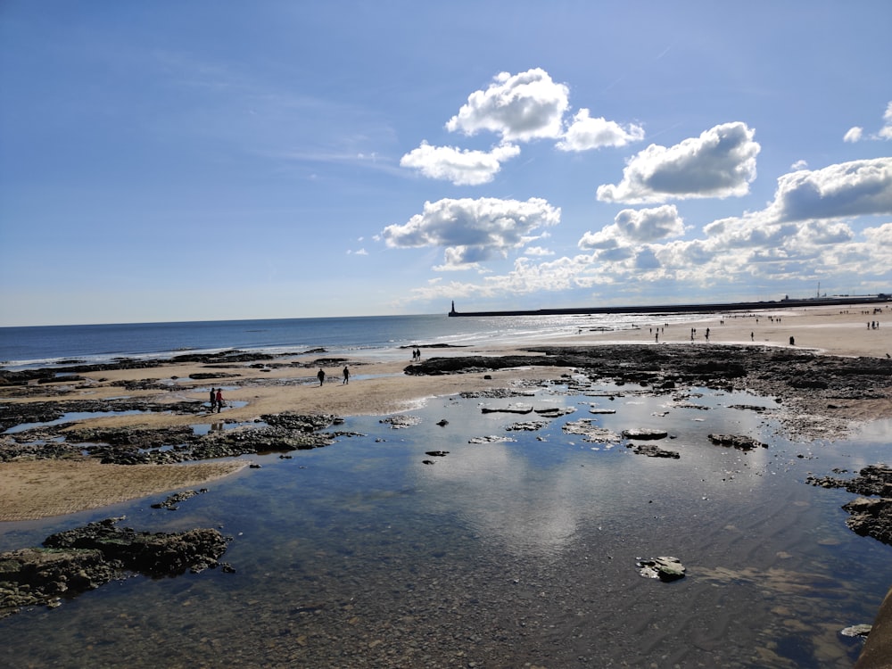 Ein Strand mit Menschen, die darauf spazieren gehen