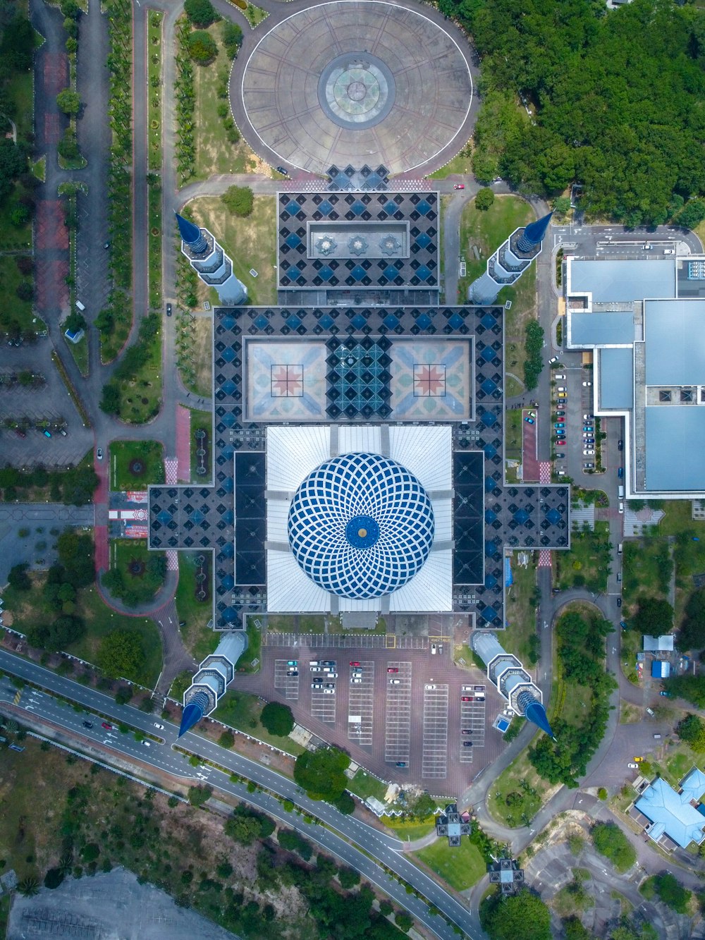 Un gran edificio con una torre del reloj