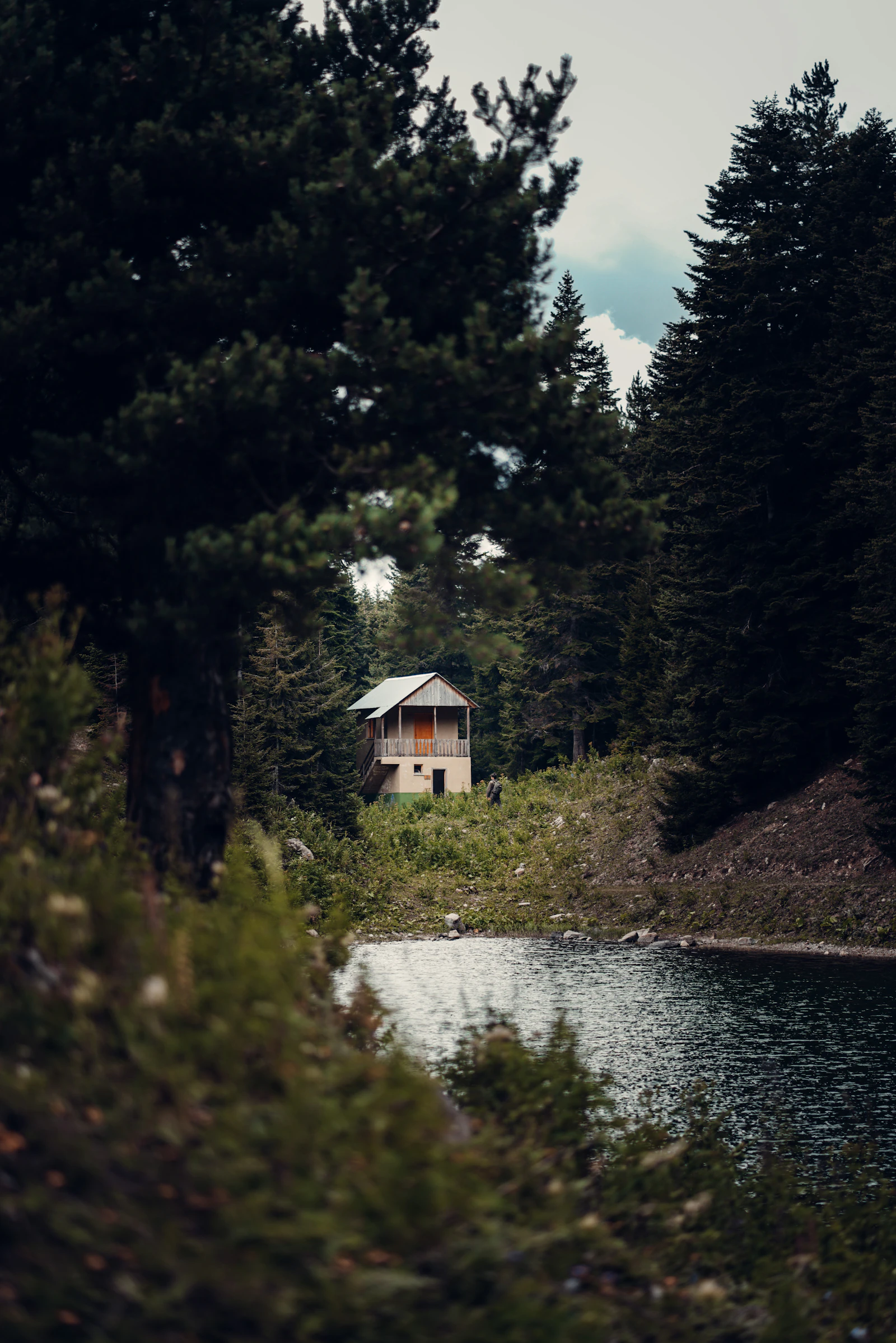 A minimalist cabin workspace overlooking mountains, ideal for managing digital nomad burnout in 2026.