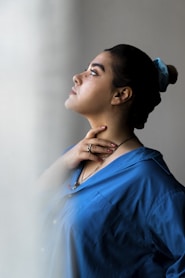 a person with the hand on the chin