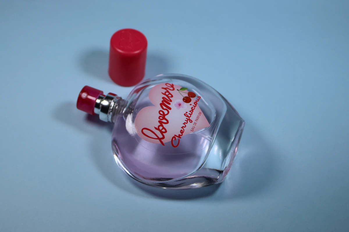 Fotografía de producto de un frasco de perfume, imagen de apoyo de Unsplash