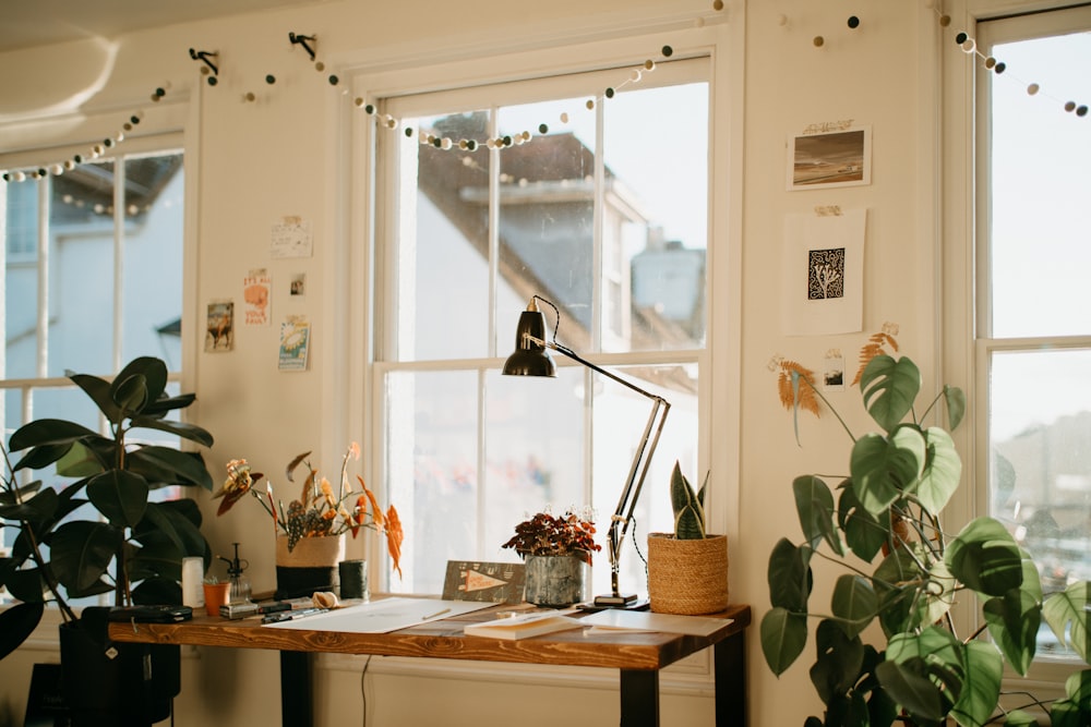 una habitación llena de muebles y jarrón de flores sobre una mesa