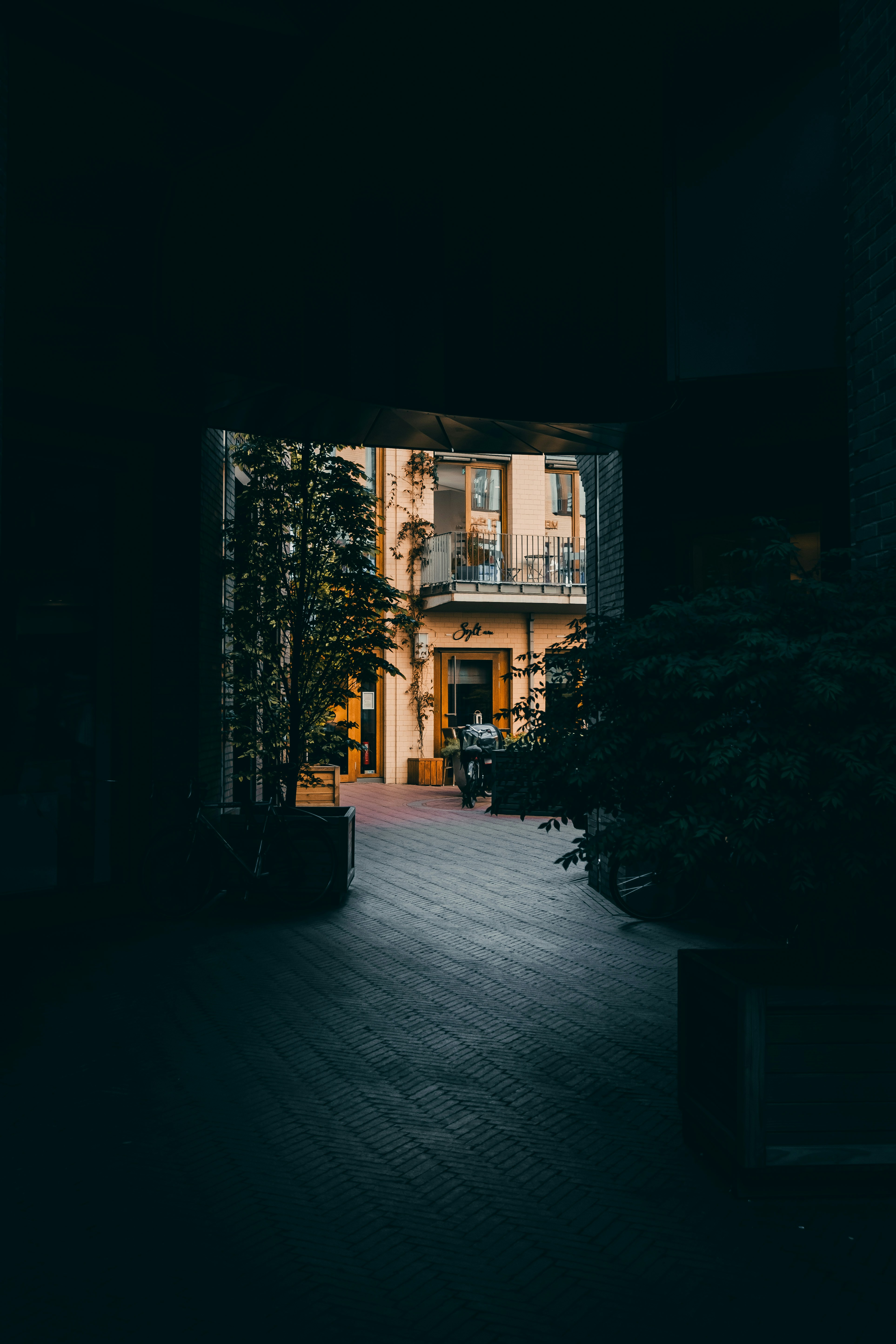 A small restaurant in Münster photographed through a tunnel