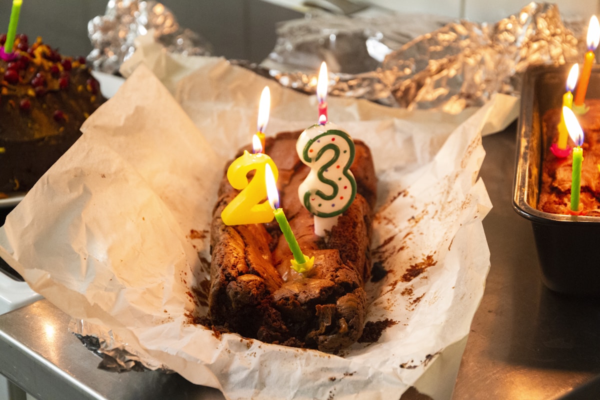 How can a beginner make a duck-shaped birthday cake?