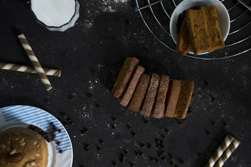 Freshly baked amaranto snacks arranged on a natural linen cloth with scattered grains.