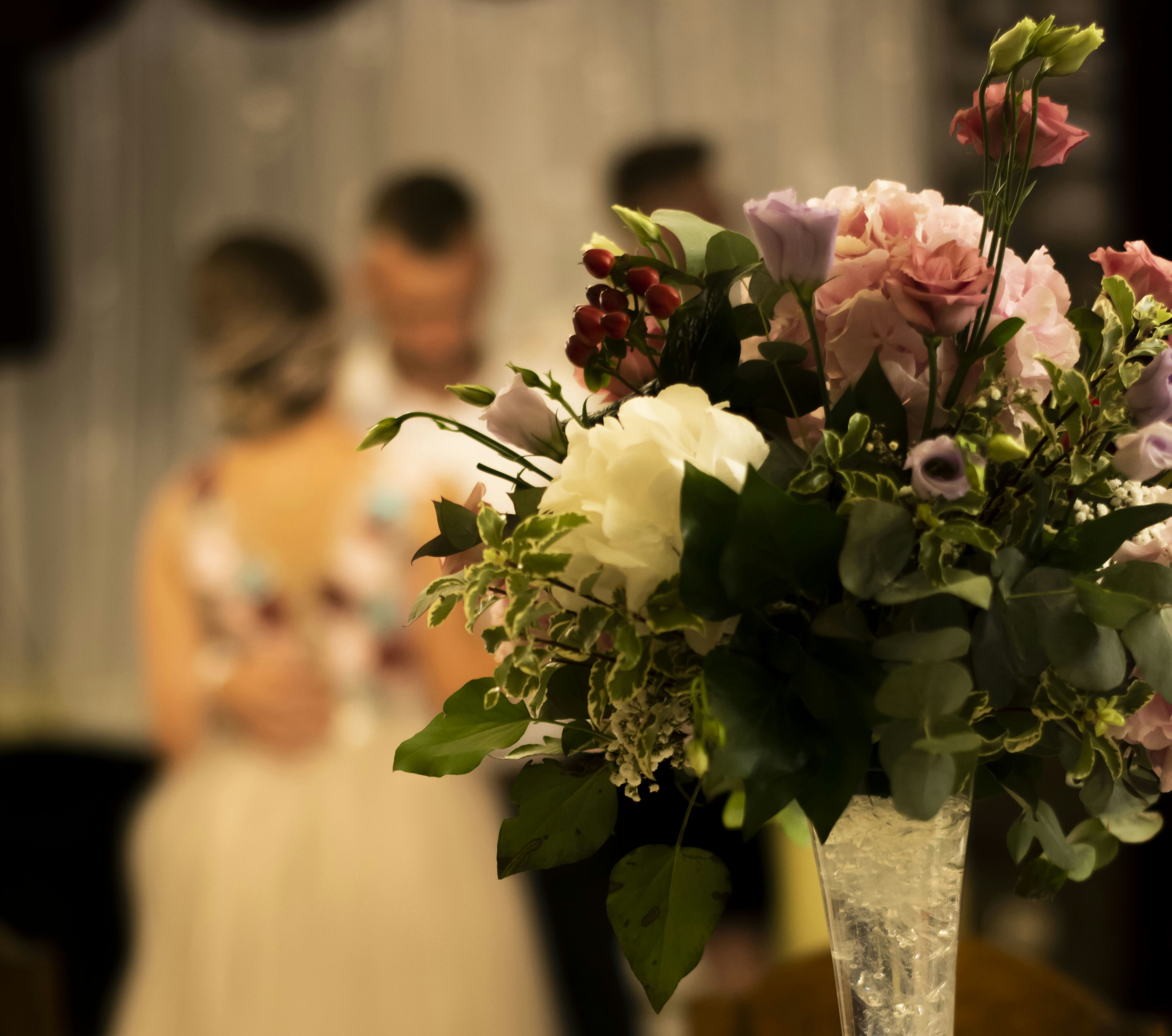 un vase aux fleurs roses et blanches