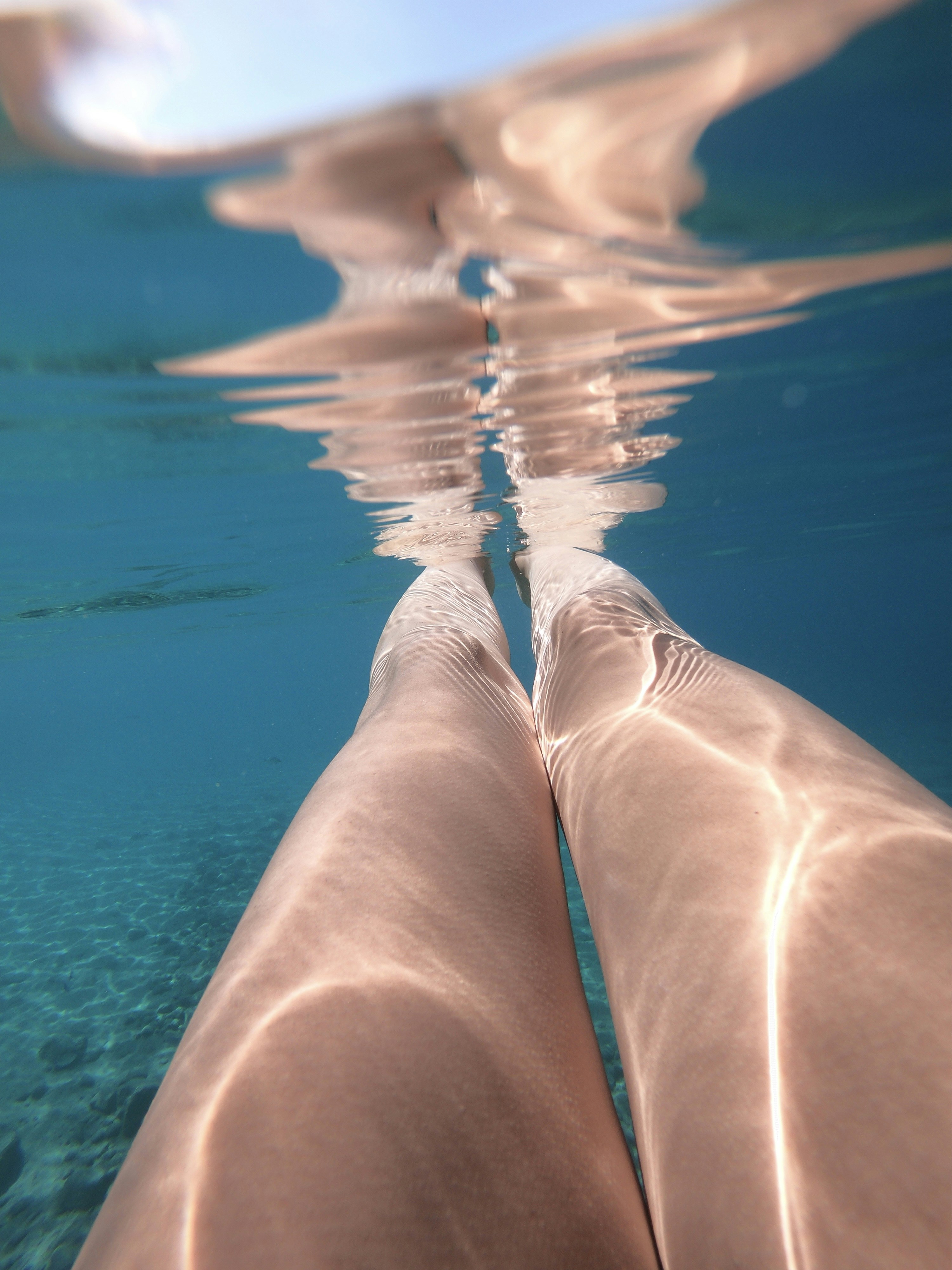 Die Füße einer Person im Wasser