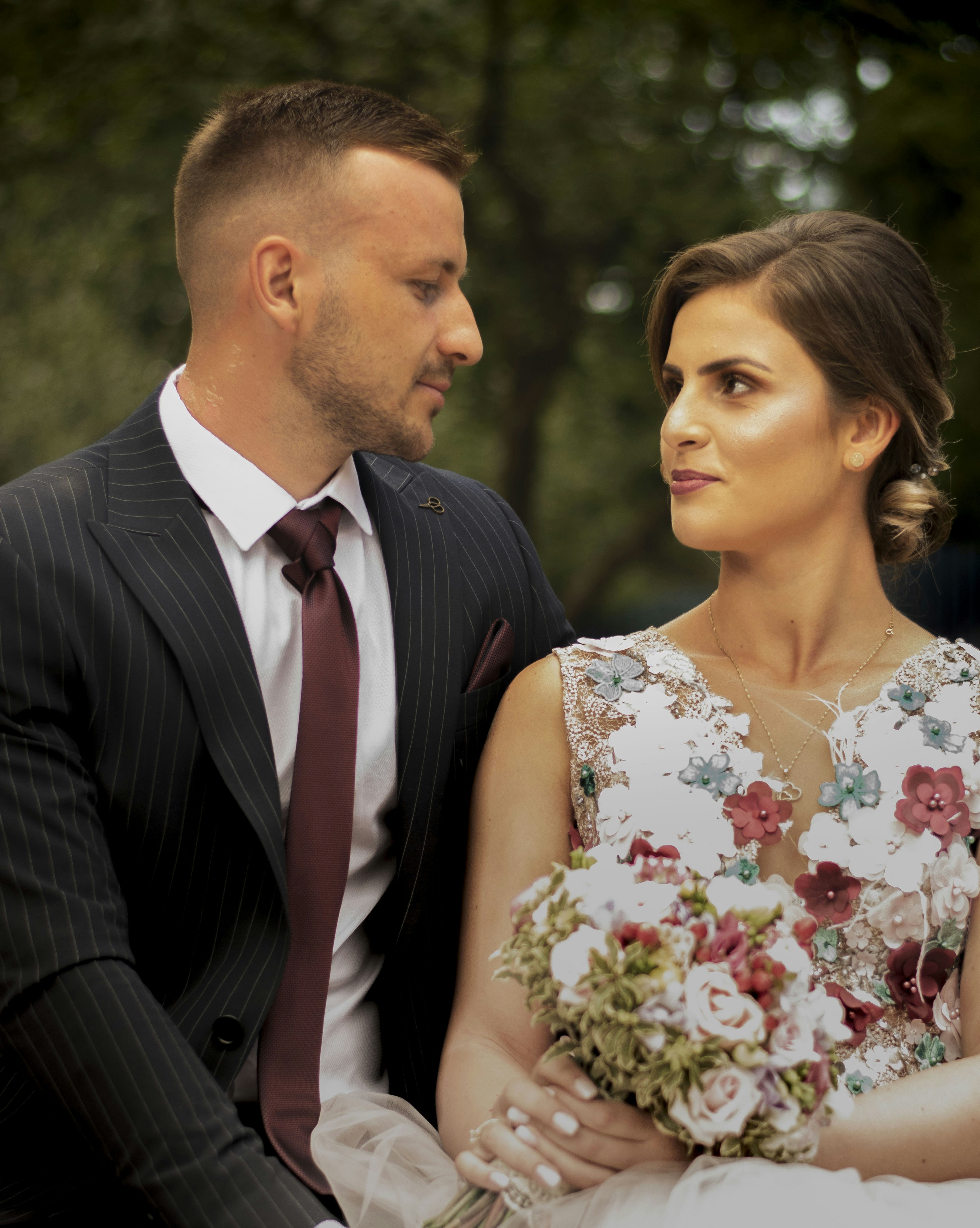 un homme et une femme en tenue de soirée