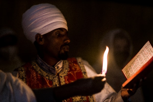Marabout africain pratiquant rituel avec bougie Marseille