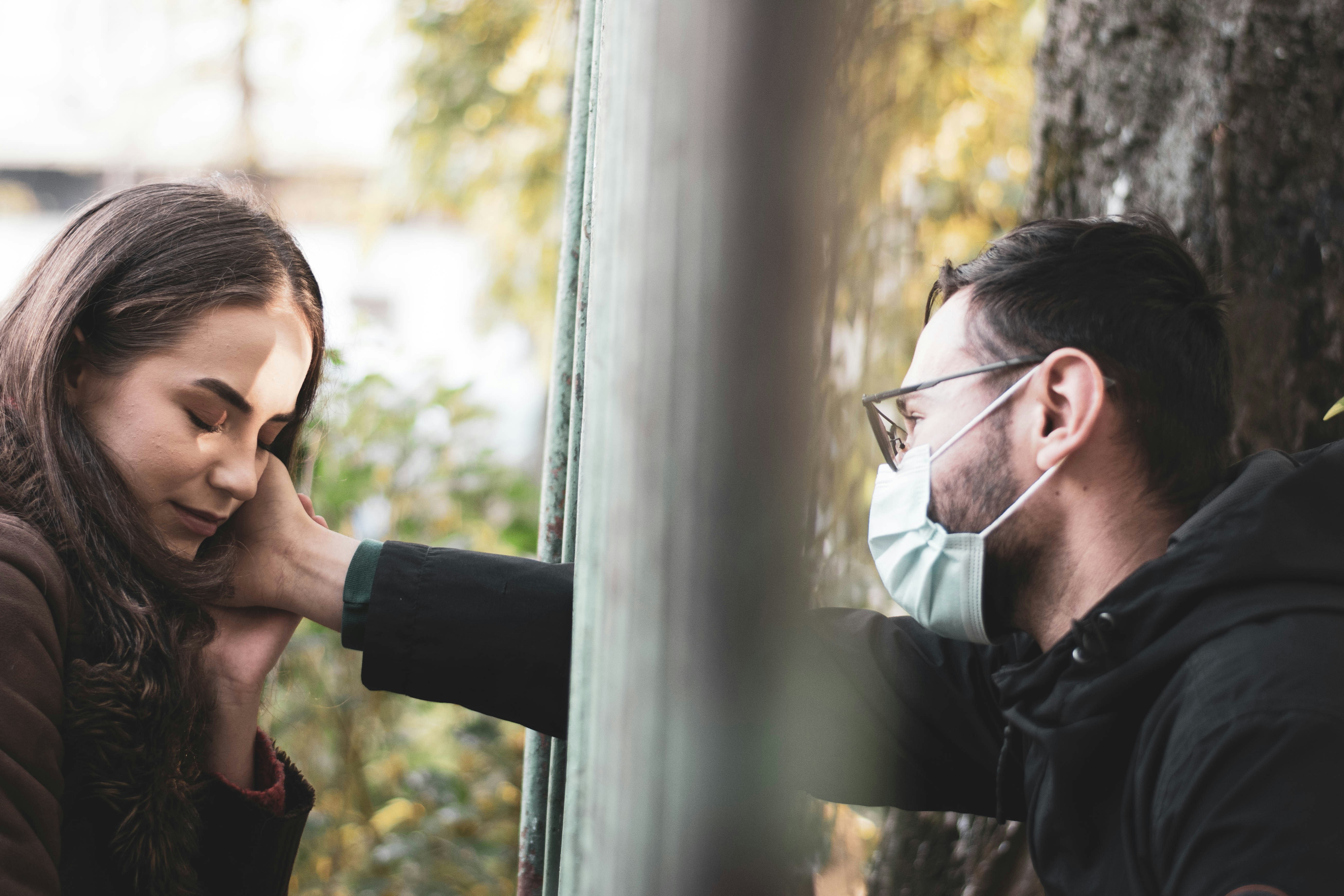 un homme et une femme qui se regardent