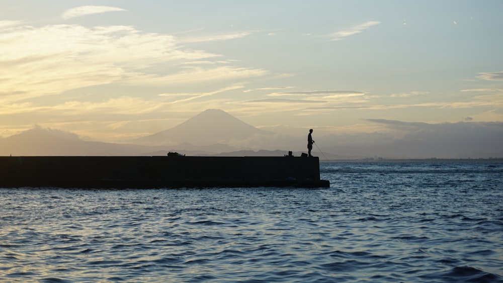 Un gran barco en un cuerpo de agua