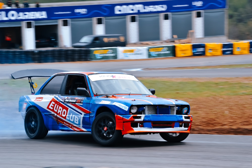 um carro de corrida em uma pista