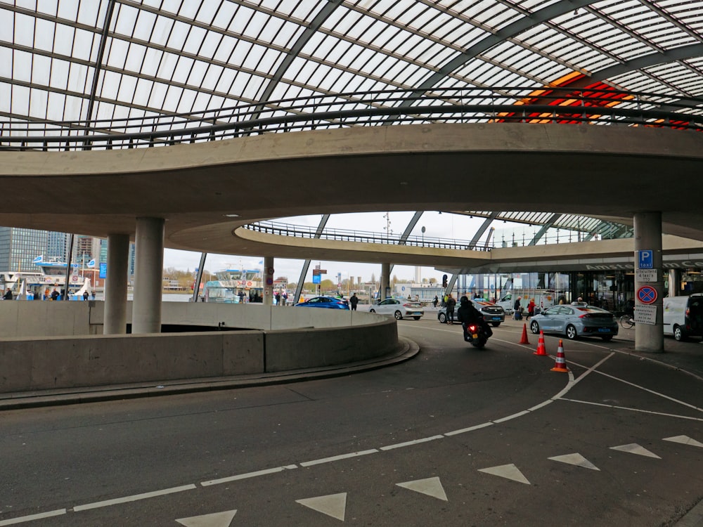 una carretera con coches y un puente