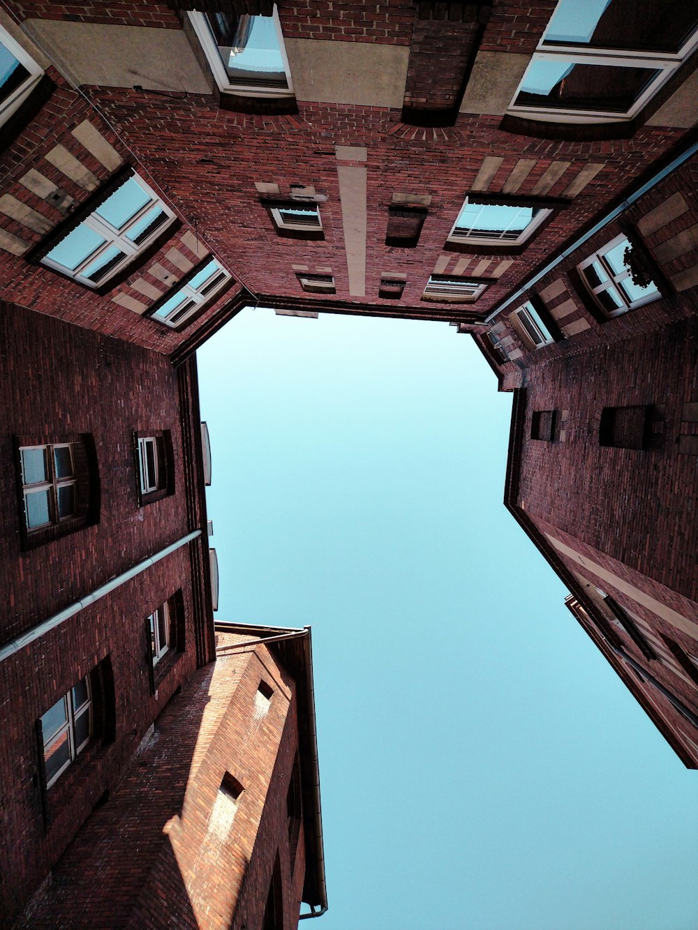 uma vista olhando para cima em um edifício