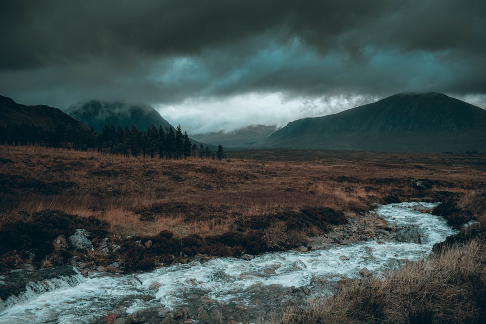 Ein Fluss, der durch ein Tal fließt