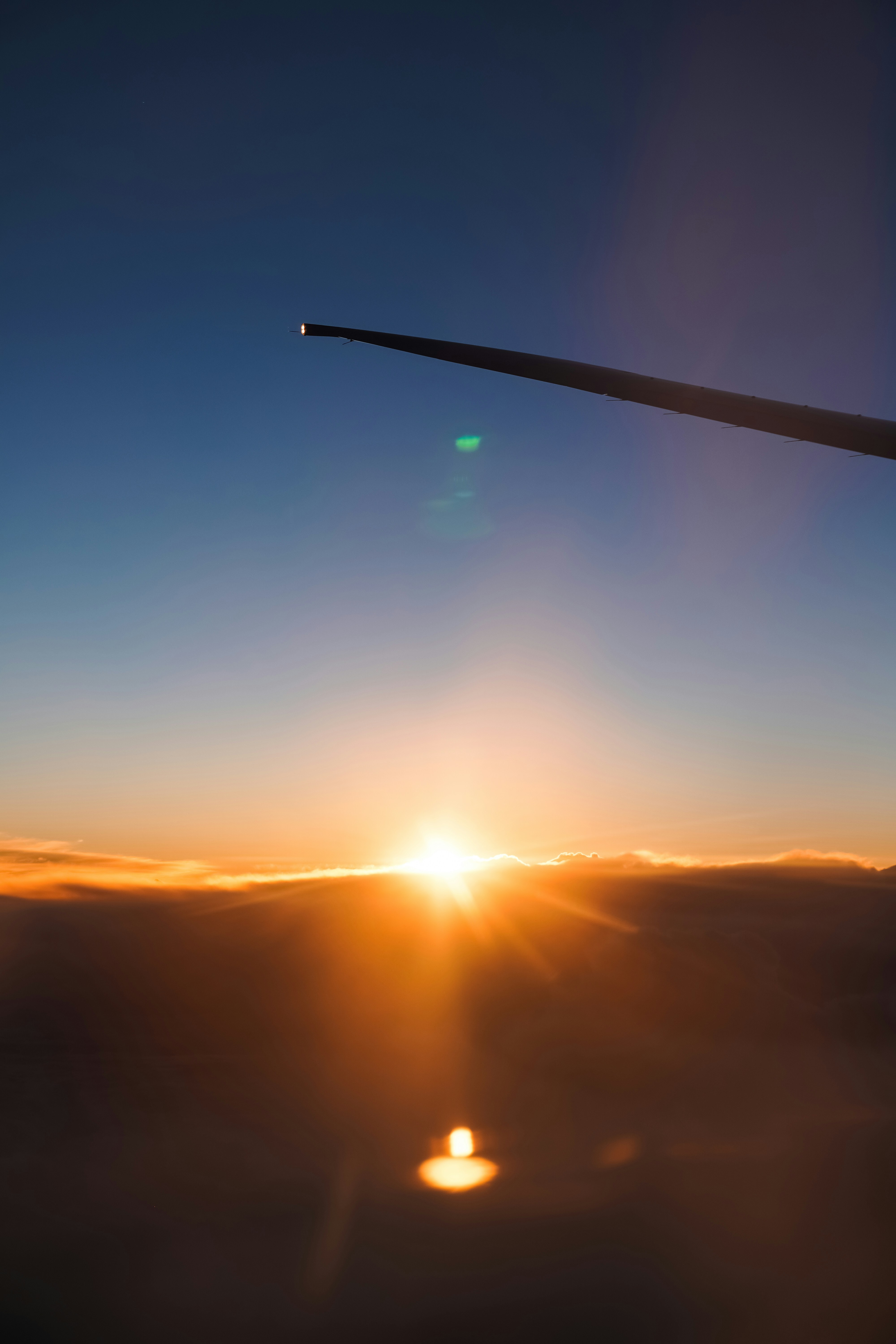 Une vue du soleil et des nuages depuis un avion