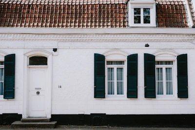 Exterior shot of a Málaga home with a freshly renovated facade and new windows