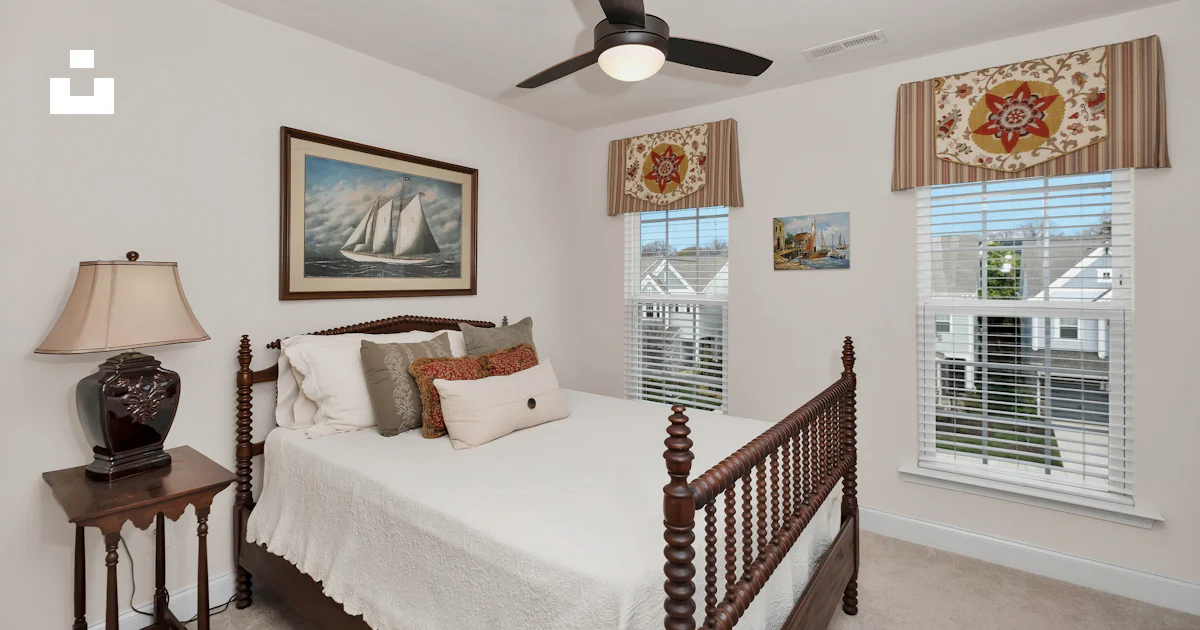 Foto Un dormitorio con una cama y una silla en una habitación – Imagen ...