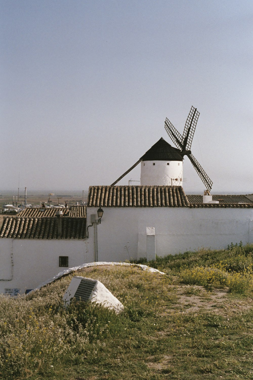 eine Windmühle neben einem Gebäude