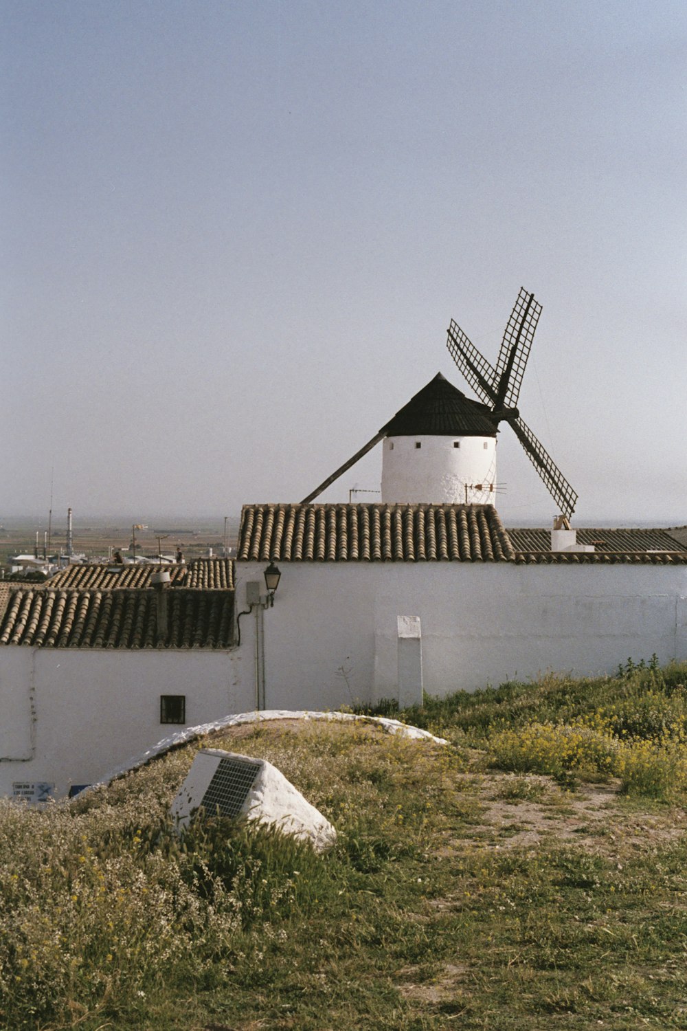 un moulin à vent à côté d’un bâtiment